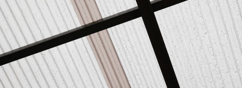 Wat zijn de eigenschappen van polycarbonaat en waar kun je het voor inzetten?