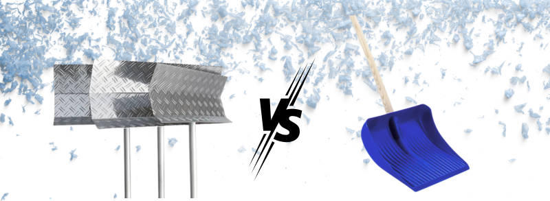 Sneeuwschuiver van kunststof naast een sneeuwschuiver van aluminium, ter vergelijking van materiaal, gewicht en gebruiksgemak